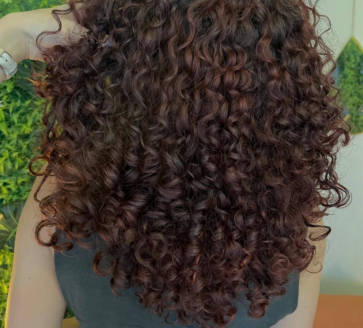 Cabelo cacheado com reflexo acobreado