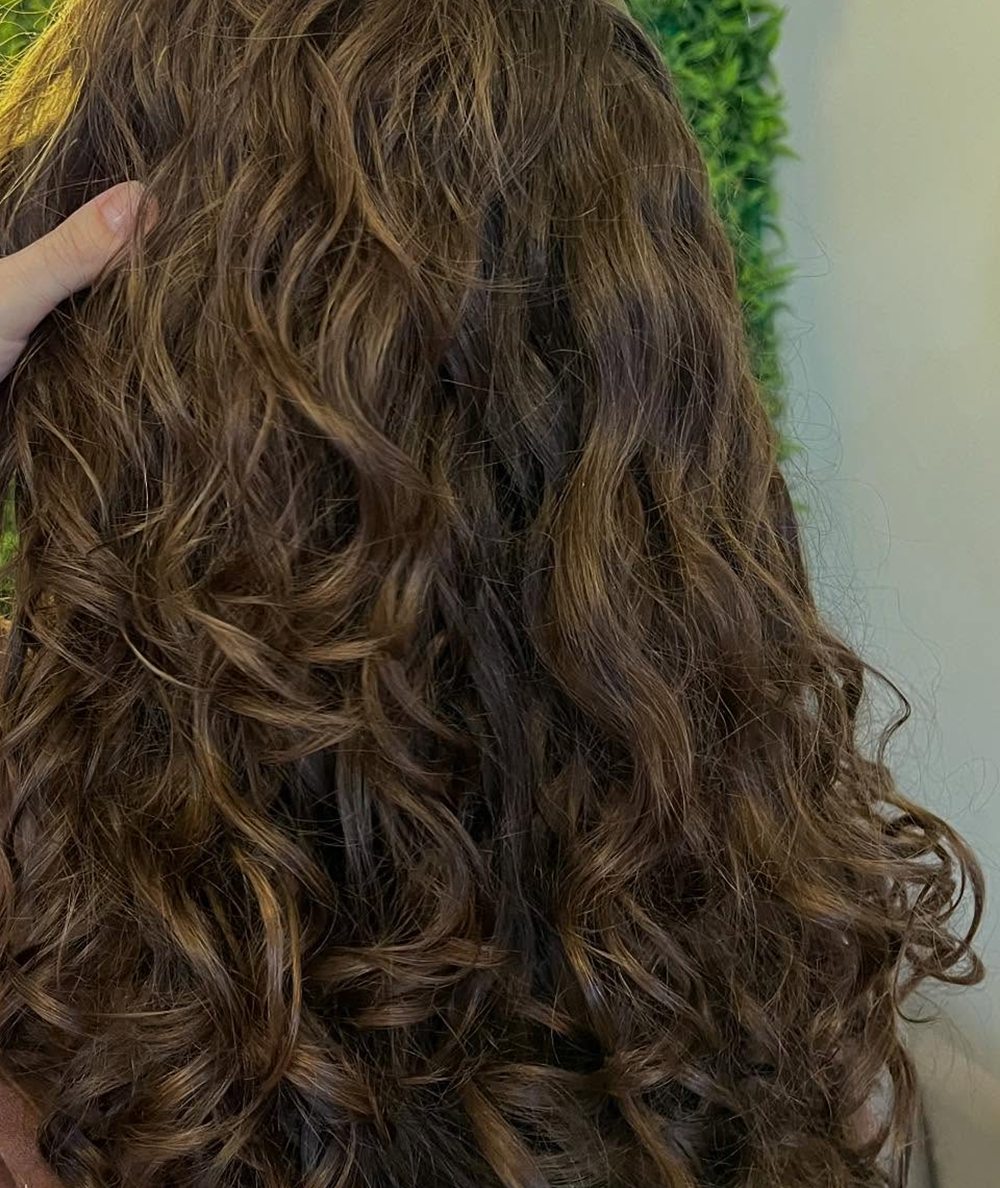 Cabelo castanho ondulado com luzes